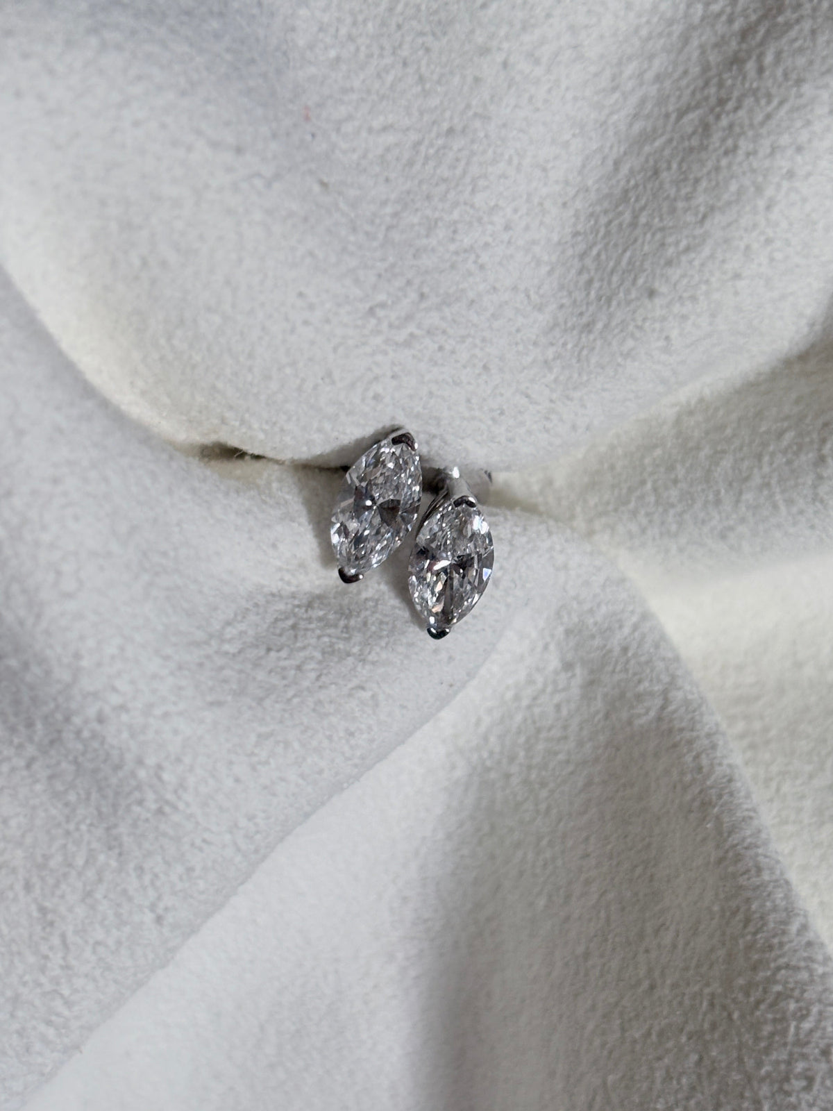 Pair or marquise studs in white gold